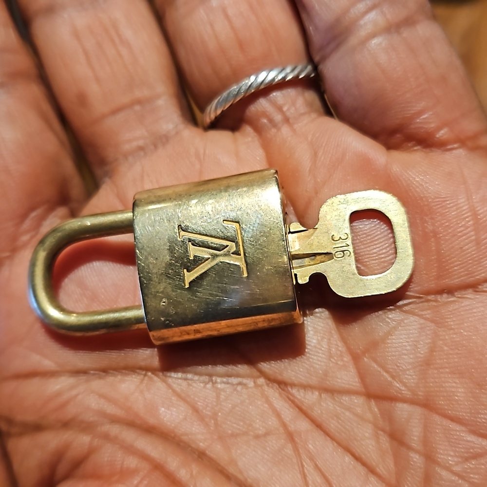 (ONE) 1 Authentic Louis Vuitton Lock & Key Set - Picture 9 of 17